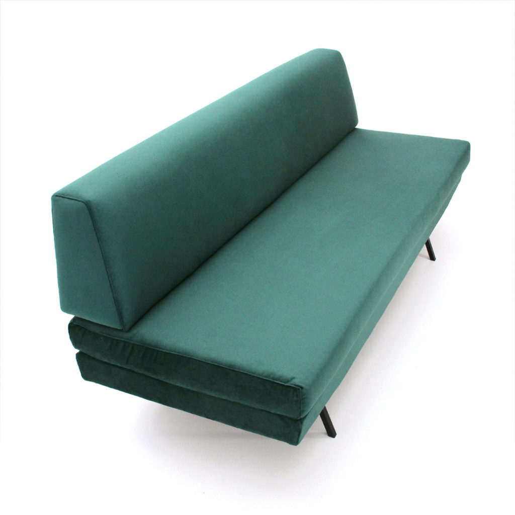 Divano letto in velluto verde uso interno for Divano velluto verde
